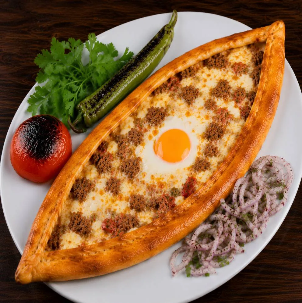 Kıymalı Pide (Yumurtalı-Kaşarlı)