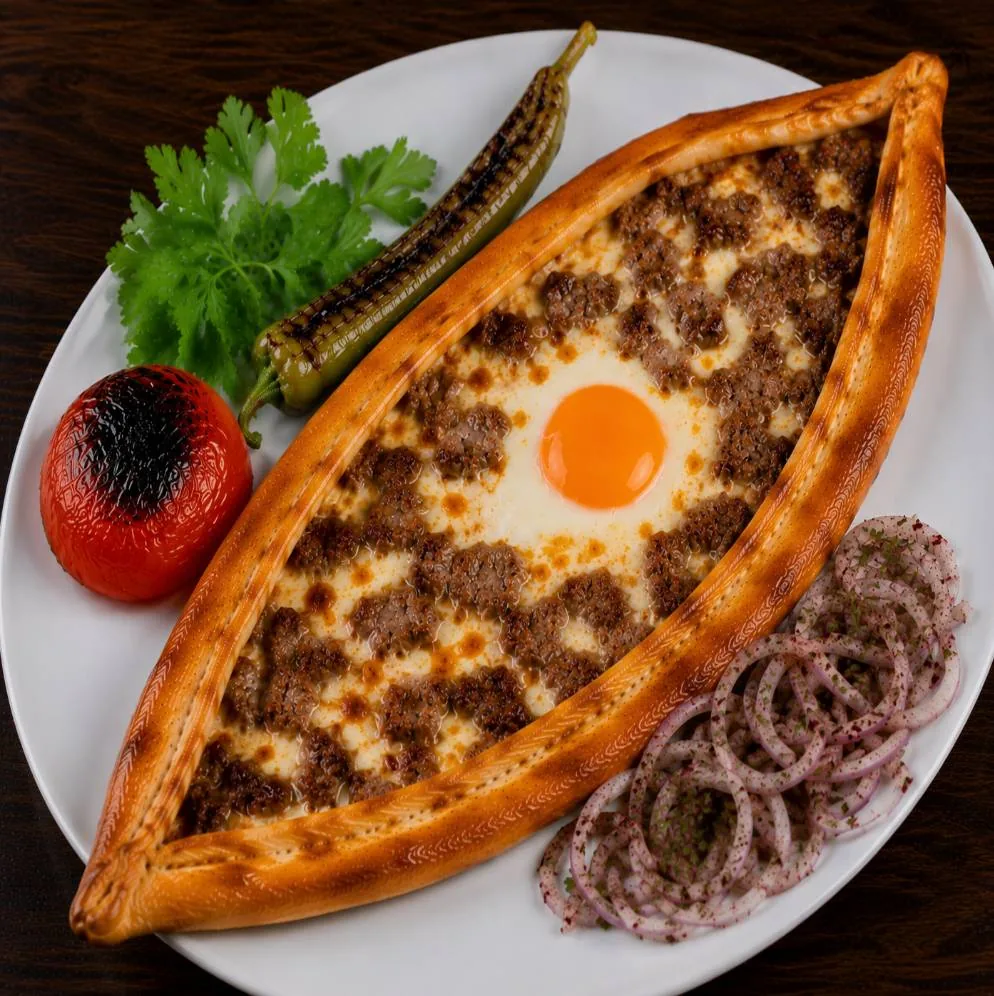 Kavurmalı Pide (Yumurtalı-Kaşarlı)