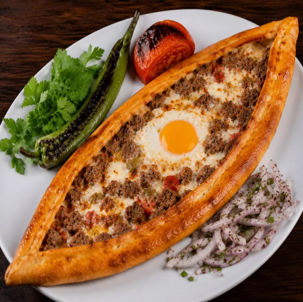 Kuşbaşılı Pide (Yumurtalı-Kaşarlı)